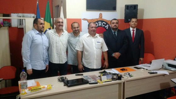 Da esquerda para a direita: Dr. Marcelino, farmacêutico e vereador de Rio das Ostras; Rogério Dias, representando o presidente do Conselho Regional de Farmácia, Marcus Áthila; Alexsandro Diniz (Sinpromar); Ivan Mazzotti, presidente eleito e empossado do Sinfarlagos; Isaac Wallace, presidente da Federação dos Químicos RJ e Alex Silva, advogado e presidente do Sinprospetro-Niterói