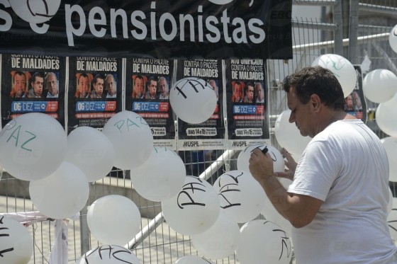 Rio de Janeiro - Manifestantes protestam na Assembleia Legislativa (Alerj), cento da capital fluminense, contra o pacote de corte de gastos do governo do estado. (Tomaz Silva/Agência Brasil)