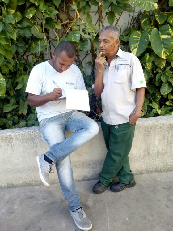 Lucas Barbosa (sentado), em seu trabalho de rotina de visita aos postos